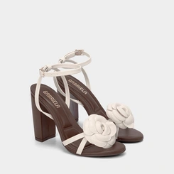 Sandália Salto Grosso Alto Gabriela Flor Off White & Marrom