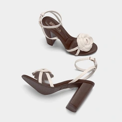 Sandália Salto Grosso Alto Gabriela Flor Off White & Marrom