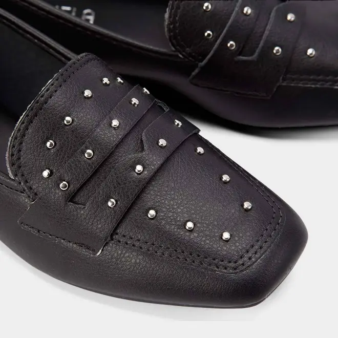 Mocassim Loafer Gabriela Detalhe Em Tachas Preto