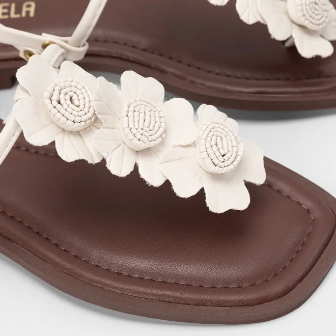 Sandália Rasteira Feminina Gabriela Detalhes 3 Flores Off White & Marrom