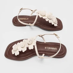 Sandália Rasteira Feminina Gabriela Detalhes 3 Flores Off White & Marrom