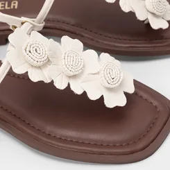 Sandália Rasteira Feminina Gabriela Detalhes 3 Flores Off White & Marrom