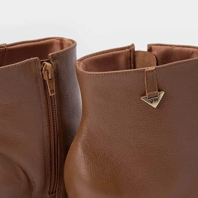 Ankle Boot Via Marte Couro Detalhe Lateral Caramelo