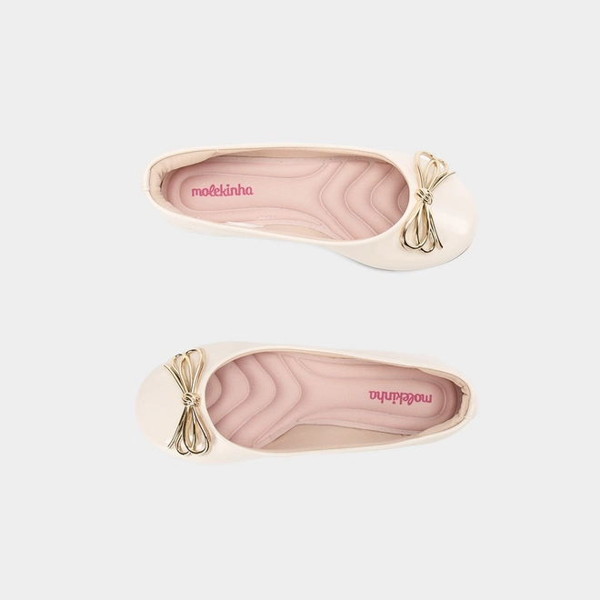 Sapatilha Molekinha Detalhe Laço Dourado Verniz Off White