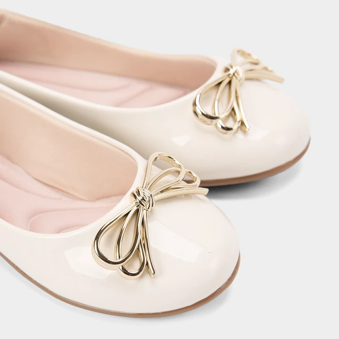 Sapatilha Molekinha Detalhe Laço Dourado Verniz Off White