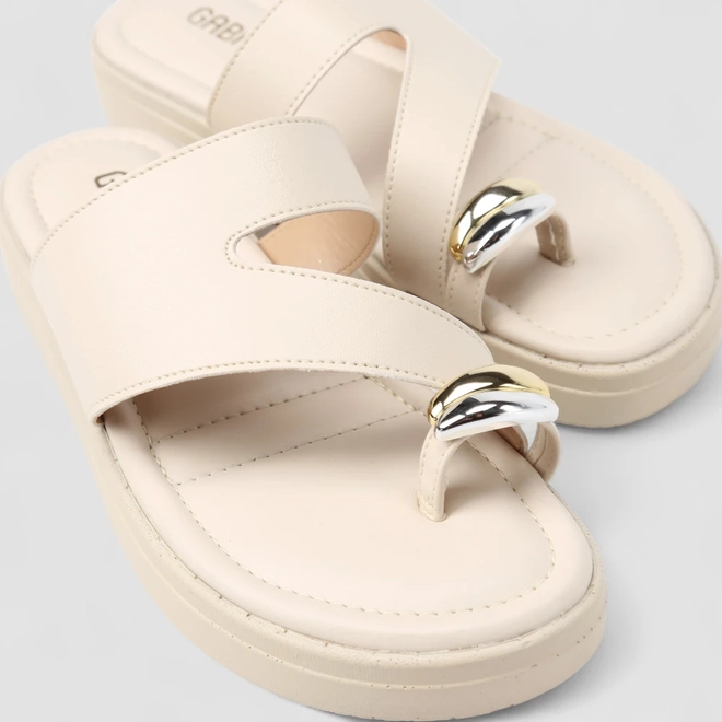 Tamanco Feminino Gabriela Recorte Estilizado Detalhe Bold Off White