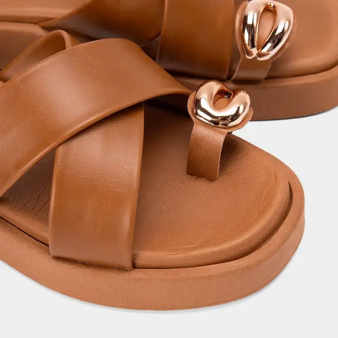 Tamanco Flatform Penélope Tiras Cruzadas Enfeite Bold Caramelo