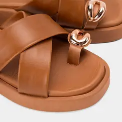 Tamanco Flatform Penélope Tiras Cruzadas Enfeite Bold Caramelo