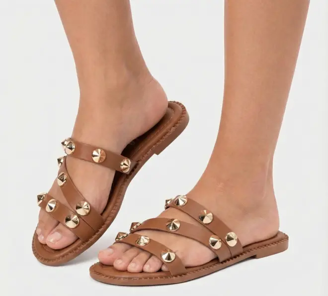Rasteira Gabriela Feminina Multitiras Tachas Caramelo