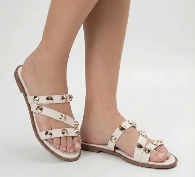 Rasteira Gabriela Feminina Multitiras Tachas Off White