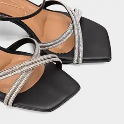Sandália Feminina Vizzano Salto Flare Médio Tiras Cruzadas Em Strass Preto