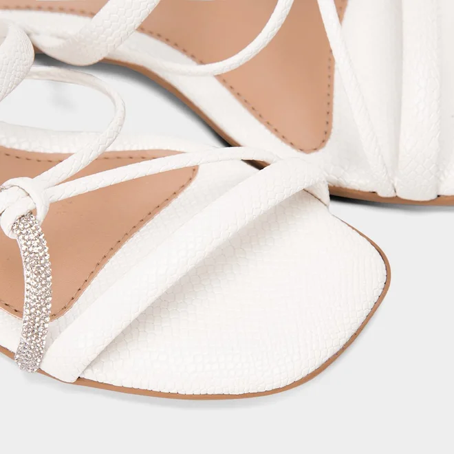 Rasteira Feminina Penélope Multitiras Detalhe Nó & Strass Off White