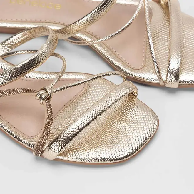 Rasteira Feminina Penélope Texturizada Multitiras Detalhe Nó & Strass Metalizada Ouro