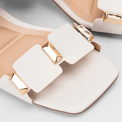 Tamanco Feminino Gabriela Salto Geométrico Detalhe Metálico Off White