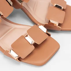 Tamanco Feminino Gabriela Salto Geométrico Detalhe Metálico Caramelo