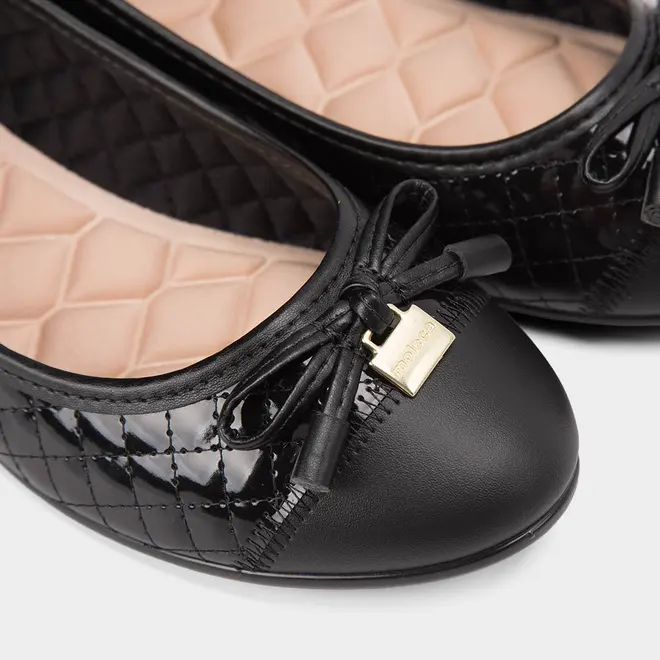 Sapatilha Feminina Moleca Matelassê Detalhe Laço Verniz Preto