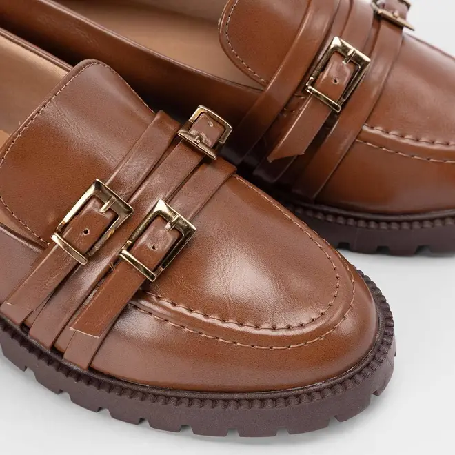 Mocassim Loafer Feminino Gabriela Tratorado Detalhe Fivela Caramelo