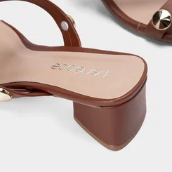 Tamanco Feminino Penélope Salto Geométrico Tachas Caramelo