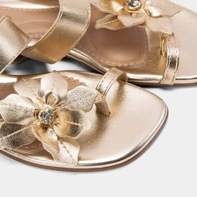 Rasteira Feminina Beira Rio Detalhe Flor Metalizado Ouro