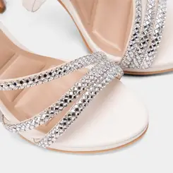 Sandália Feminina Gabriela Salto Alto Fino Tiras Strass Off White