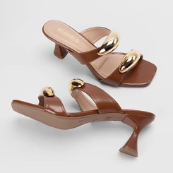 Tamanco Feminino Gabriela Salto Flare Médio Tira Dupla Detalhe Bold Caramelo