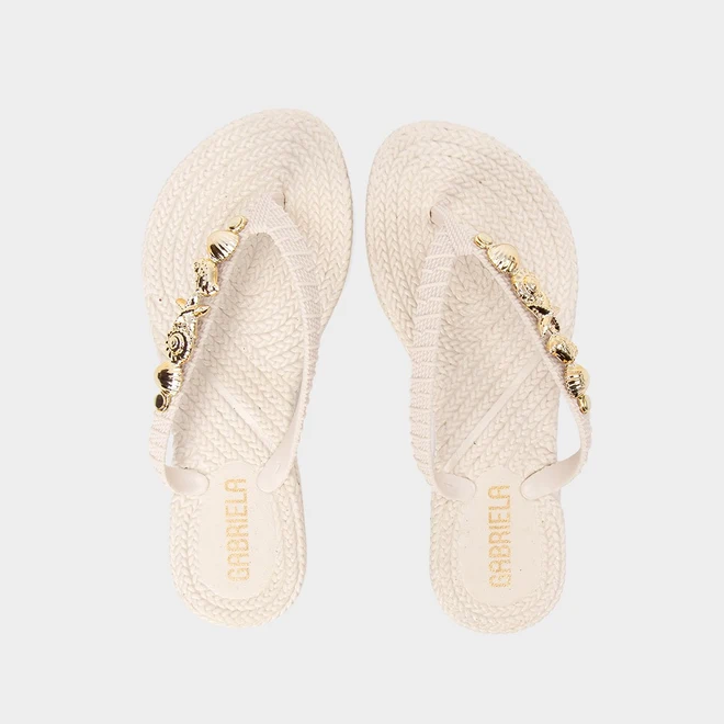 Chinelo Feminino Gabriela Textura Tressê Detalhe Conchas & Estrela Do Mar Off White