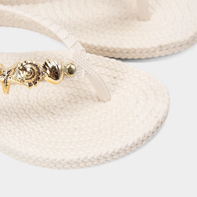Chinelo Feminino Gabriela Textura Tressê Detalhe Conchas & Estrela Do Mar Off White