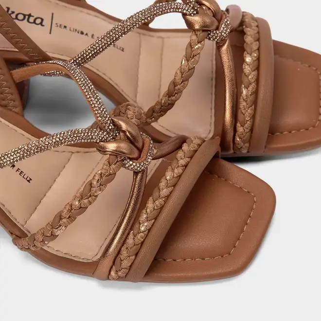 Sandália Feminina Dakota Salto Médio Bloco Tiras Tressê & Strass Caramelo