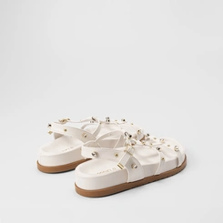 Sandália Papete Gabriela Tira Slim Detalhe Rebite & Pedraria Off White