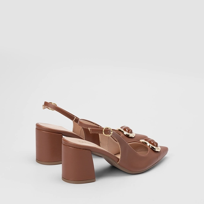 Scarpin Slingback Feminino Gabriela Salto Médio Bloco Detalhe Pedraria Caramelo