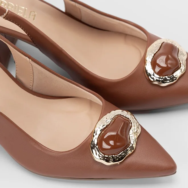 Scarpin Slingback Feminino Gabriela Salto Médio Bloco Detalhe Pedraria Caramelo