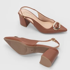 Scarpin Slingback Feminino Gabriela Salto Médio Bloco Detalhe Pedraria Caramelo