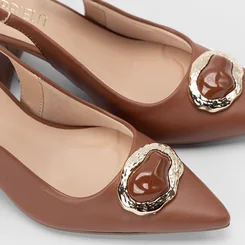 Scarpin Slingback Feminino Gabriela Salto Médio Bloco Detalhe Pedraria Caramelo