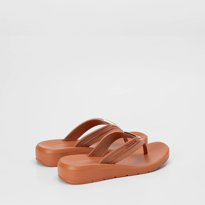 Tamanco Feminino Azaleia Cloe Detalhe Metalizado Em V Caramelo