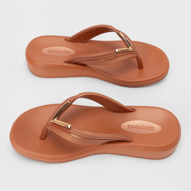 Tamanco Feminino Azaleia Cloe Detalhe Metalizado Em V Caramelo
