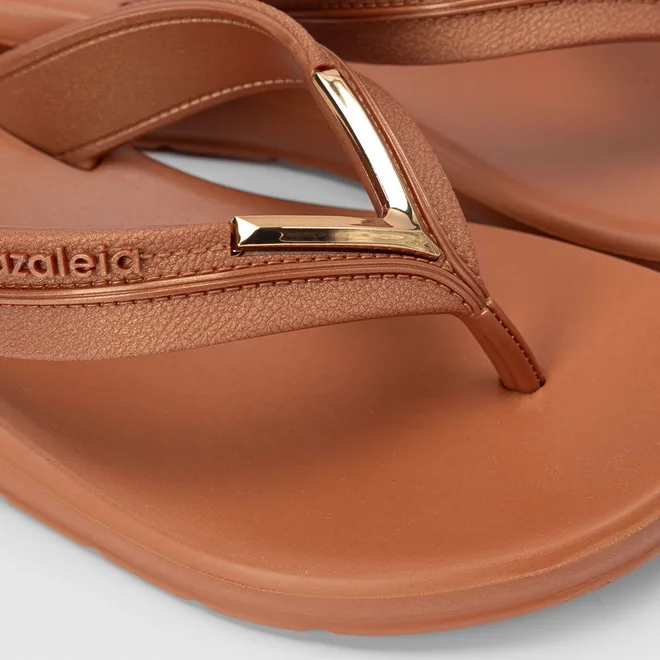 Tamanco Feminino Azaleia Cloe Detalhe Metalizado Em V Caramelo