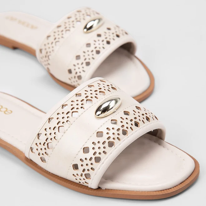 Rasteira Feminina Penélope Tira Larga Perfuros Detalhe Bold Off White