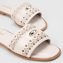 Rasteira Feminina Penélope Tira Larga Perfuros Detalhe Bold Off White