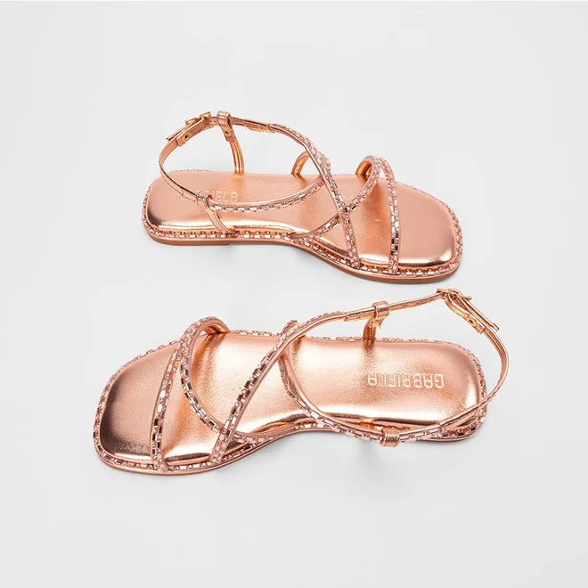 Sandália Rasteira Feminina Gabriela Multitiras Detalhe Pedraria Metalizada Rose Gold