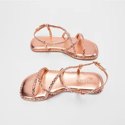 Sandália Rasteira Feminina Gabriela Multitiras Detalhe Pedraria Metalizada Rose Gold
