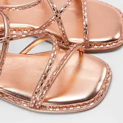 Sandália Rasteira Feminina Gabriela Multitiras Detalhe Pedraria Metalizada Rose Gold