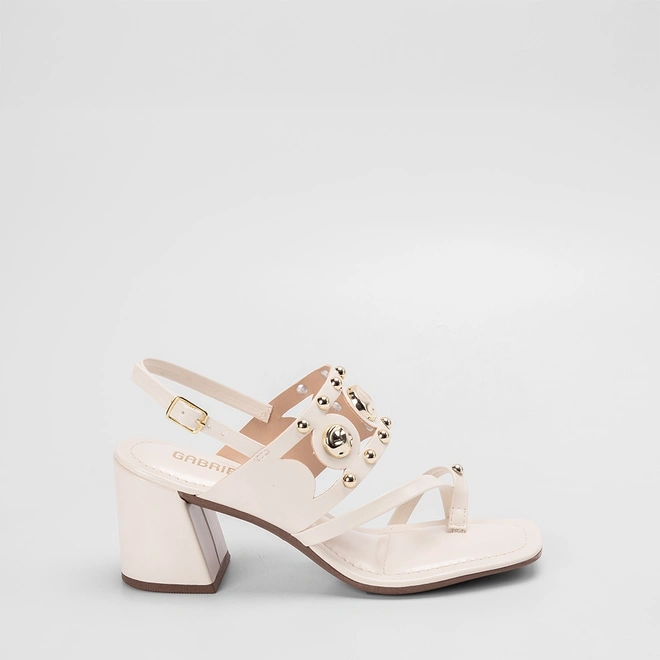 Sandália Feminina Gabriela Salto Geométrico Médio Tachas Off-White
