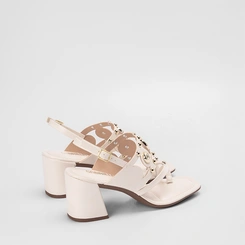 Sandália Feminina Gabriela Salto Geométrico Médio Tachas Off-White