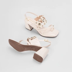 Sandália Feminina Gabriela Salto Geométrico Médio Tachas Off-White