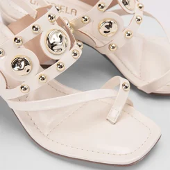 Sandália Feminina Gabriela Salto Geométrico Médio Tachas Off-White