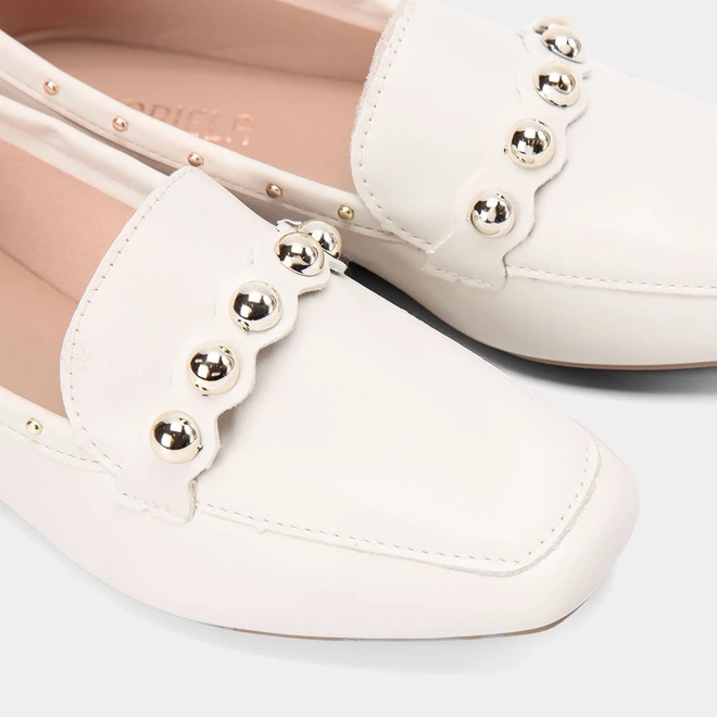 Mocassim Feminino Gabriela Tachas Esferas Off-White