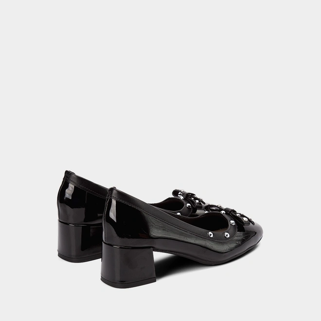 Scarpin Moleca Salto Médio Bloco Detalhe Em Tachas Verniz Preto