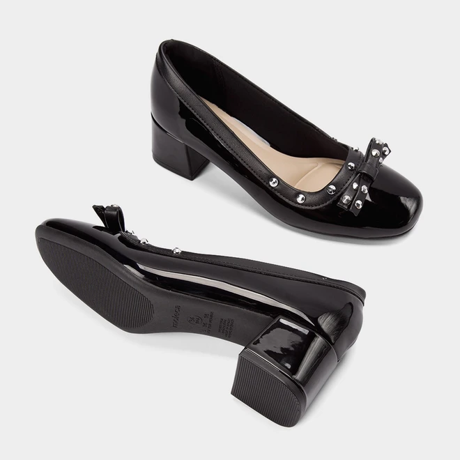Scarpin Moleca Salto Médio Bloco Detalhe Em Tachas Verniz Preto