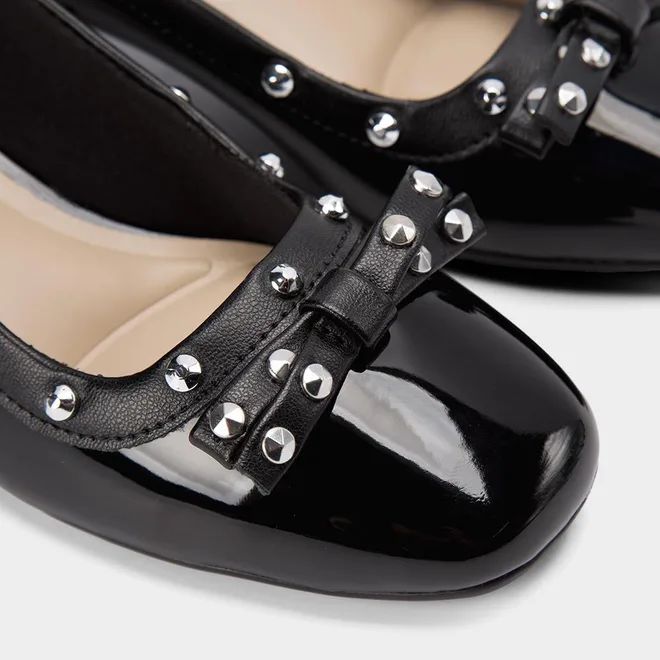 Scarpin Moleca Salto Médio Bloco Detalhe Em Tachas Verniz Preto