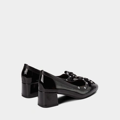 Scarpin Moleca Salto Médio Bloco Detalhe Em Tachas Verniz Preto